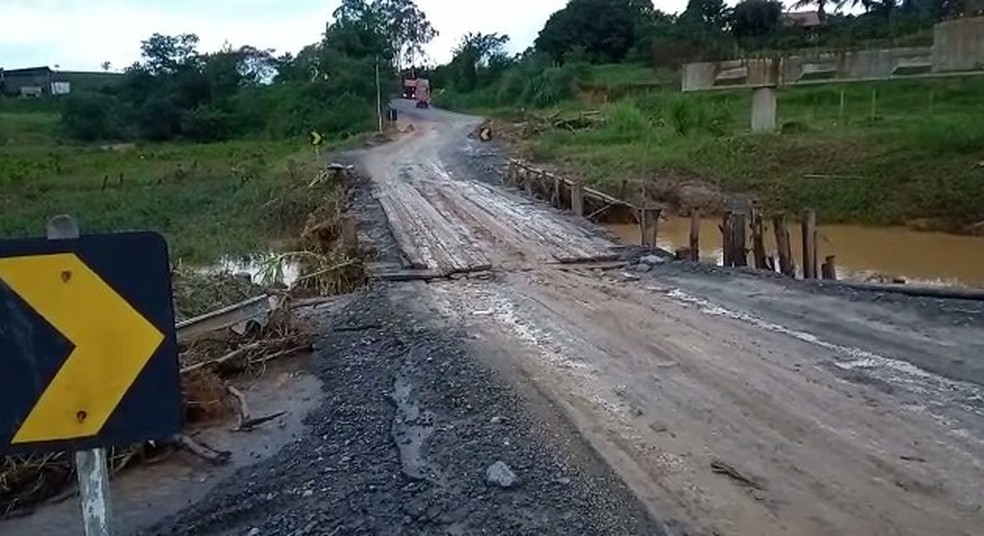 Ponte no km 135, entre Mercês e Rio Pomba, requer atenção dos motoristas — Foto: PMRv/Divulgação