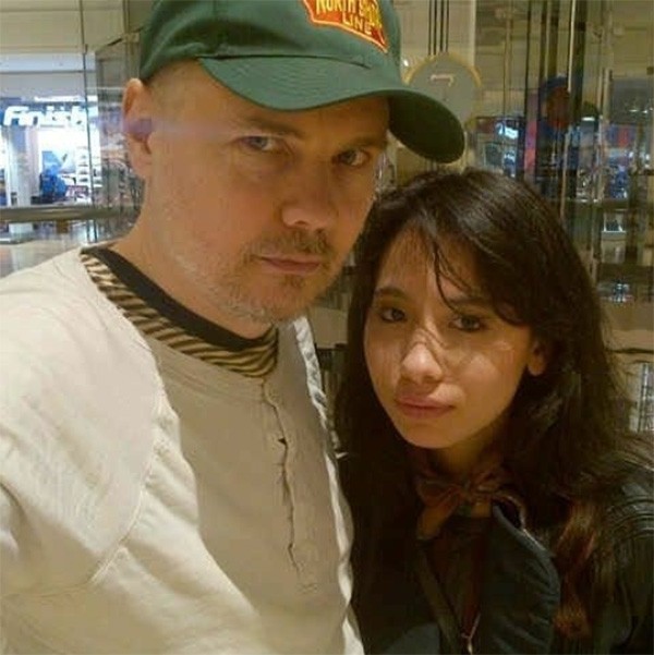 Billy Corgan e a esposa Chloe Mendel (Foto: Instagram)