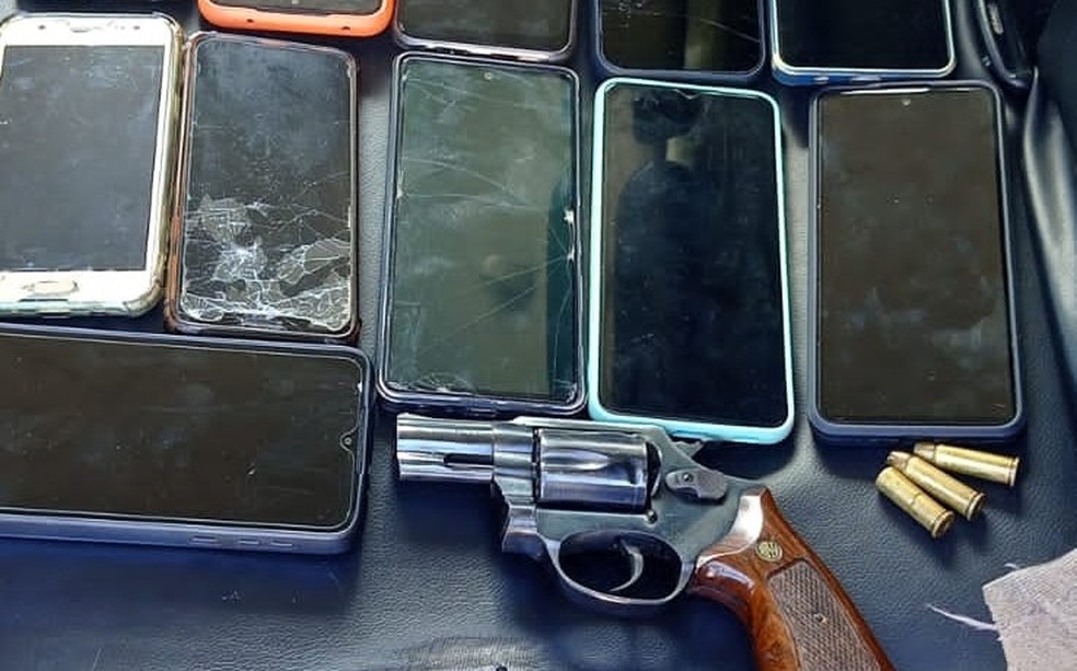 Dez celulares, revólver e munições foram apreendidos com homem morto após tentar assaltar PM no Recife — Foto: Reprodução/WhatsApp