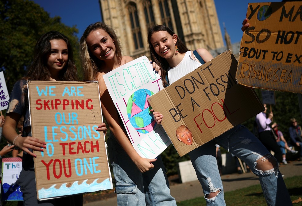 Greve pelo Clima: Em Londres, na Inglaterra, manifestantes empunham cartazes com frases como "estamos perdendo aulas para te ensinar uma lição. — Foto: Hannah McKay/Reuters