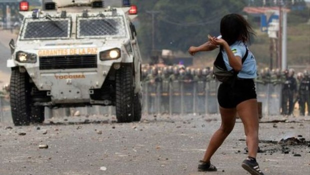 Manifestantes entram em confronto com forças venezuelanas na fronteira com o Brasil (Foto: EPA via BBC)