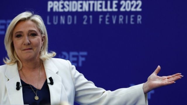 Como Marine Le Pen tenta afastar imagem de extrema direita para conquistar eleitores da esquerda na França