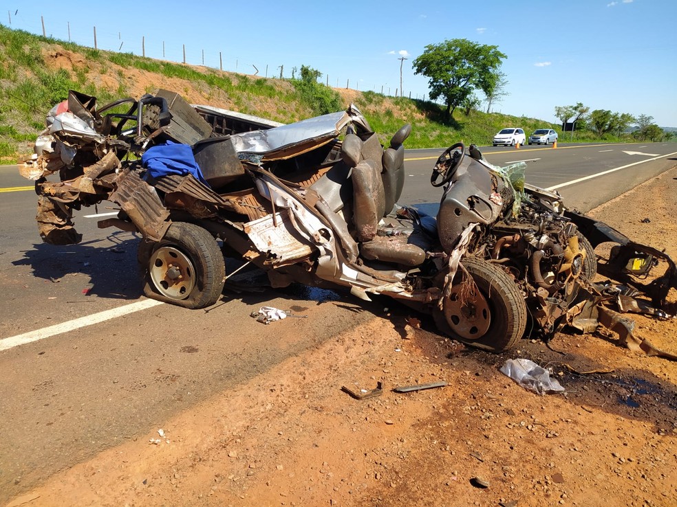 Caminhonete ficou destruída com impacto da colisão em Auriflama  — Foto: Arquivo pessoal 