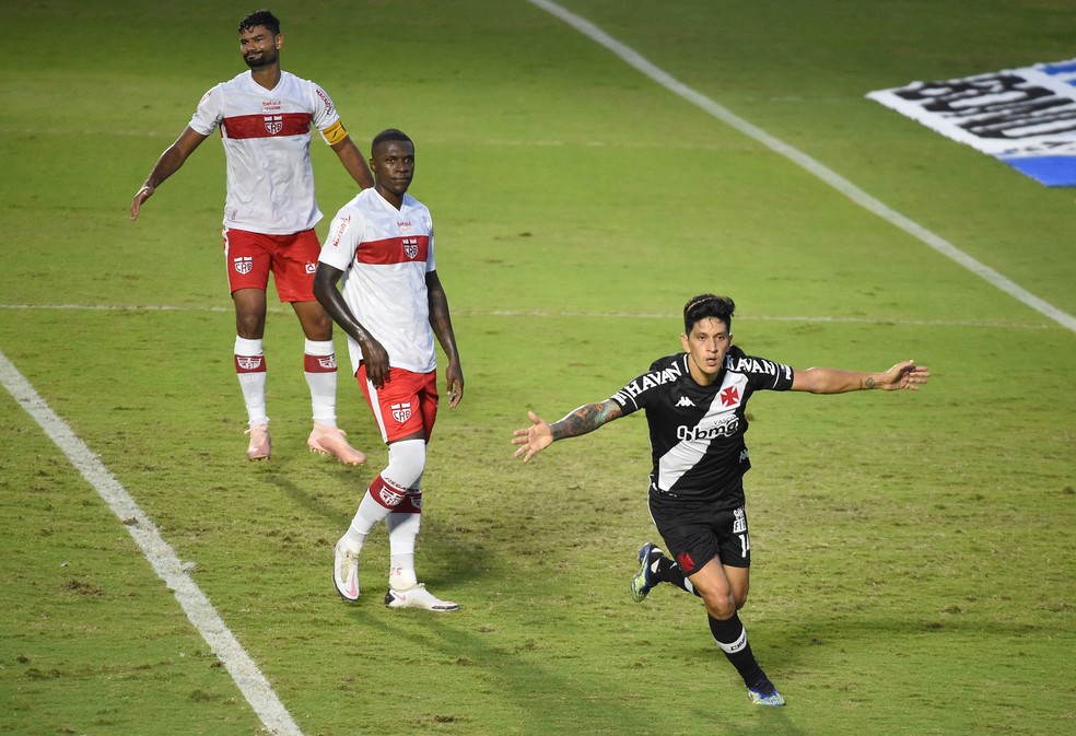 Cano comemora gol sob olhares de Gum e Frazan  — Foto: André Durão