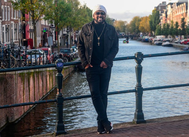 Xade de Pilares faz turismo em Amsterdã (Foto: Mariana Oliver)