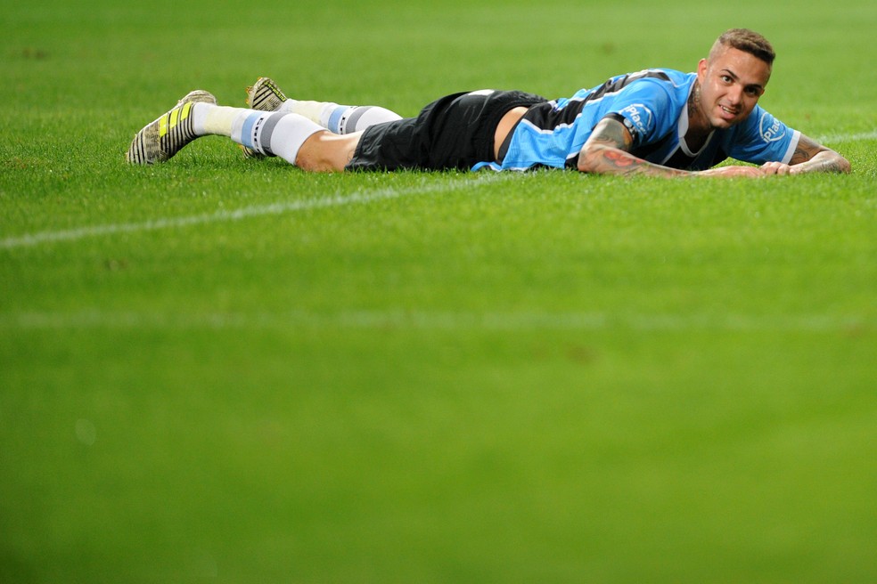 Luan cai no gramado após mais uma chance desperdiçada na Arena (Foto: Wesley Santos/Agência PressDigital)