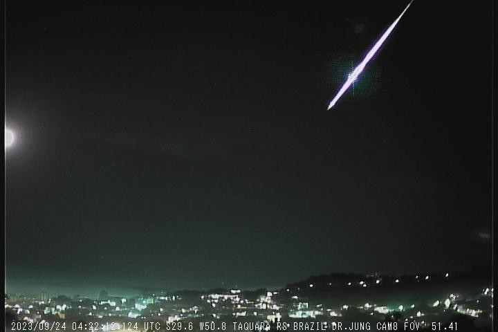 Passagem de meteoro ilumina o céu sobre Santa Maria