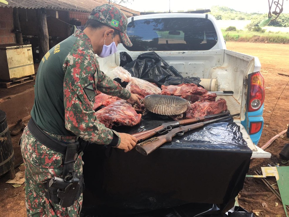 Policiais apreenderam armas e carne de caça ilegal, um delas em extinção inclusive — Foto: PMA/Divulgação