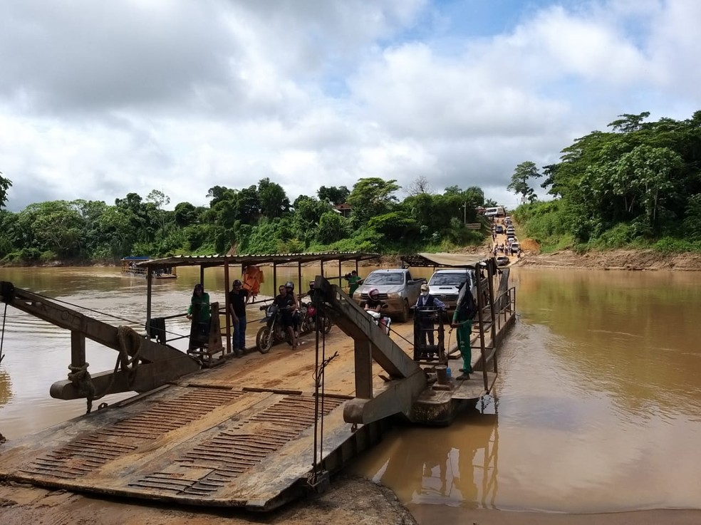 Balsa é utilizada para fazer travessia de moradores de Xapuri — Foto: Eldérico Silva/Rede Amazônica Acre