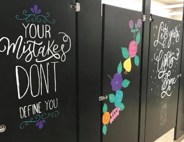 Arte e mensagens de gentileza e felicidade estampas as portas dos banheiros da escola (Foto: Reprodução Facebook)