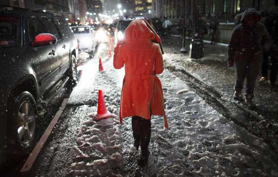 Mulher caminha na neve em rua de Nova York. (Foto: John Minchillo / AP Photo) Mulher caminha na neve em rua de Nova York. (Foto: John Minchillo / AP Photo)