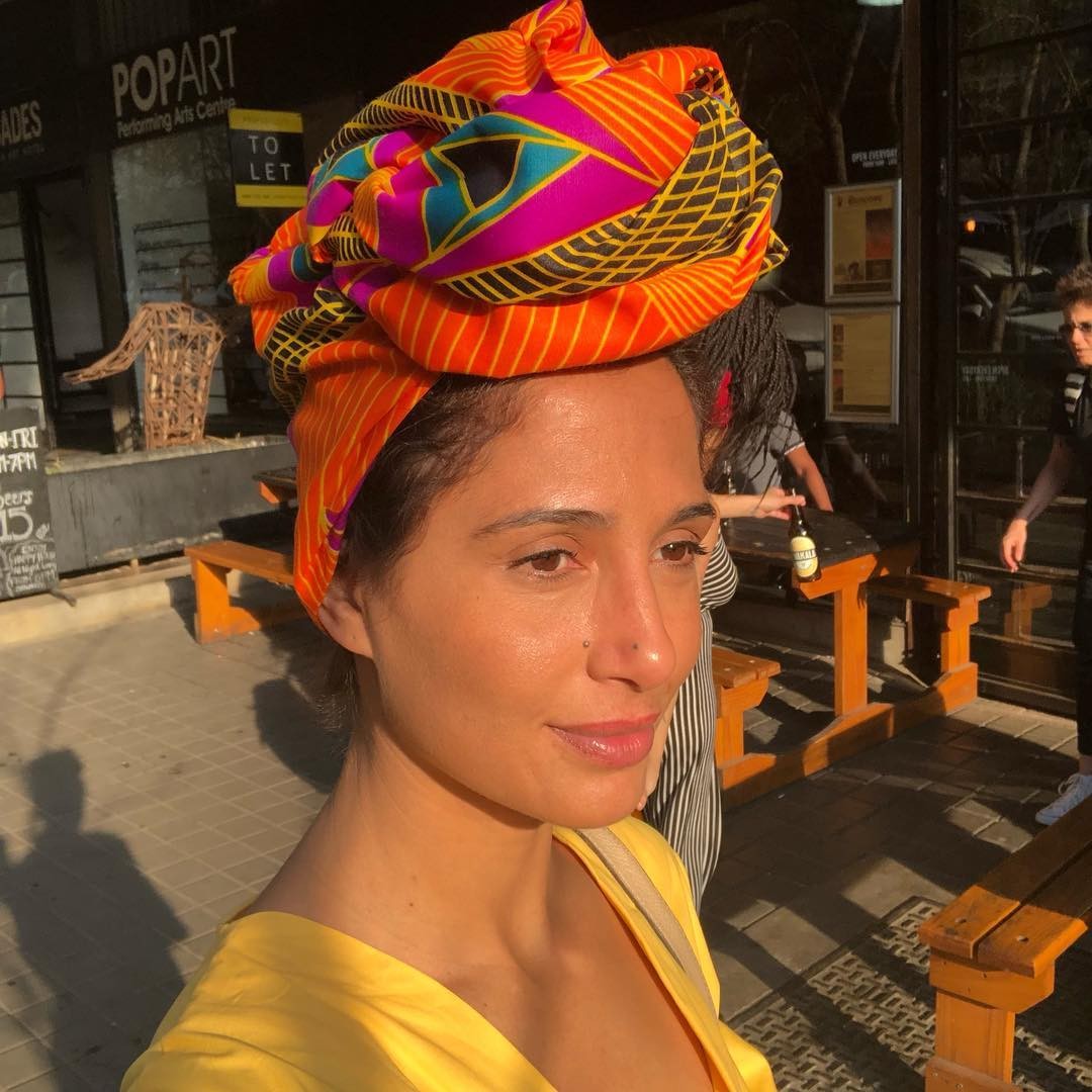 Camila Pitanga posa de turbante em Joanesburgo, na África ...