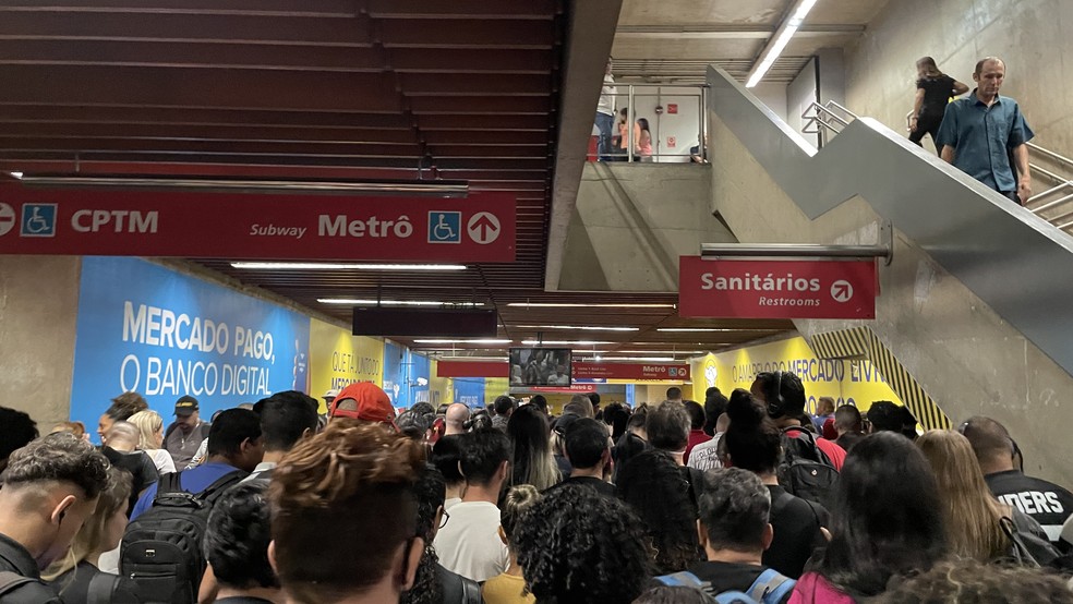 Baldeação entre linhas da CPTM, Metrô e ViaQuatro na estação Luz, na manhã desta quinta (23) — Foto: Renata Bitar/g1