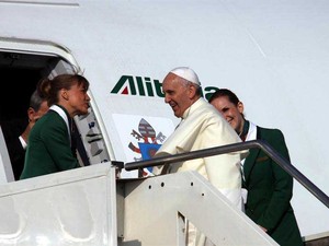 O papa Francisco durante o embarque do voo que o trará de Roma para o Rio de Janeiro (Foto: Agência EFE)