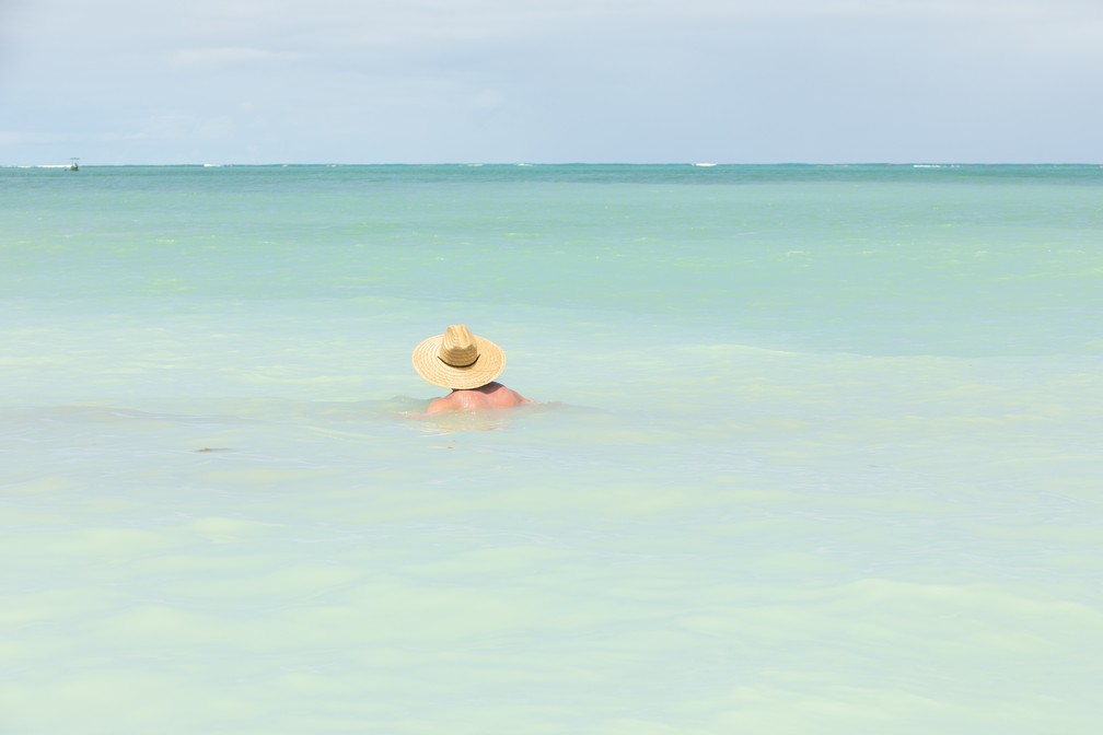 Turista aproveita a Praia de Lages: ondas levinhas, mar de cor 'caribenha' e com agitação na medida certa — Foto: Celso Tavares/G1