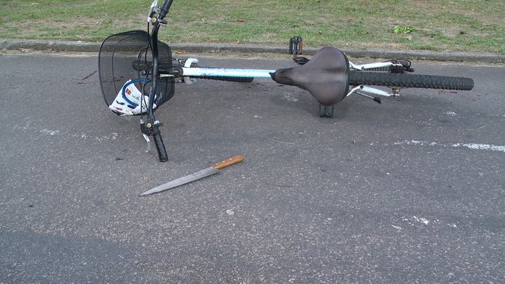 Faca usada no crime, próximo à bicicleta que era usada pelo PM — Foto: Bernardo Bracony/TV Gazeta