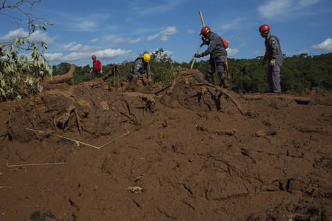 brigadistas voluntários buscam por vítimas soterradas