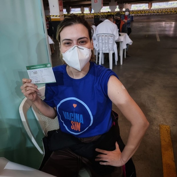 Michelle Loreto toma primeira dose de vacina contra Covid-19 em SP (Foto: Reprodução/Instagram)