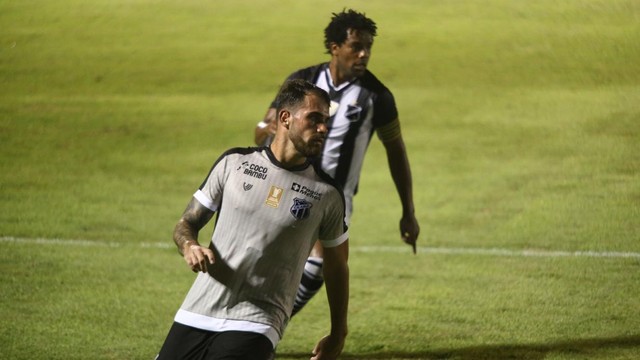 Felipe Vizeu chegou a acertar as duas traves em finalização no primeiro tempo