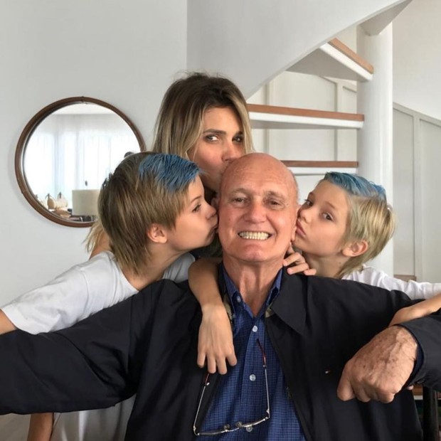 Fernanda Lima com o pai e família (Foto: Reprodução/Instagram)