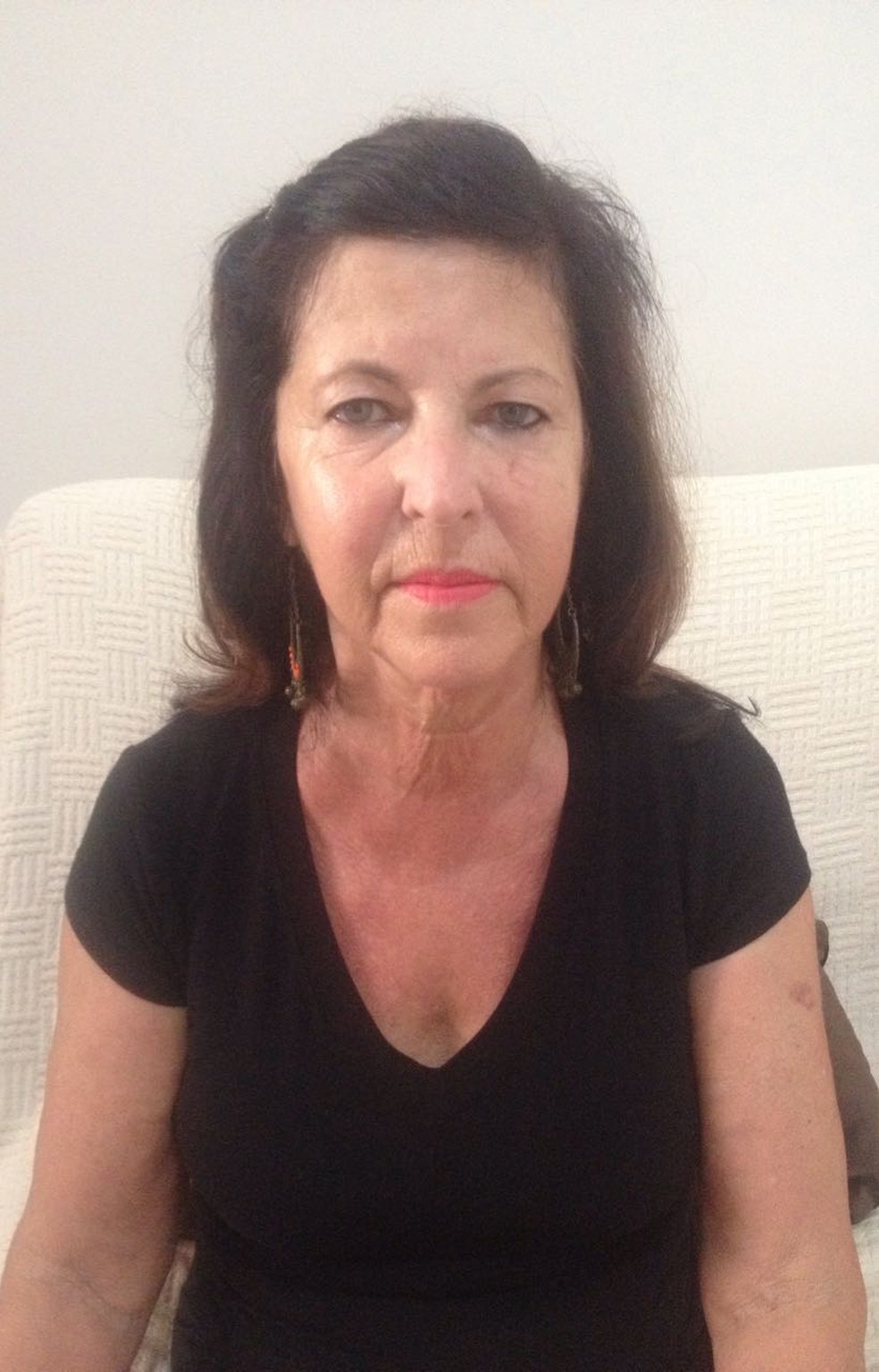 A aposentada Valquiria Valesca Lopes da Silva entregou seu imóvel após receber o valor da entrada, mas, com a demora na liberação do financiamento, ficou sem o restante do valor e está pagando aluguel (Foto: Arquivo pessoal)