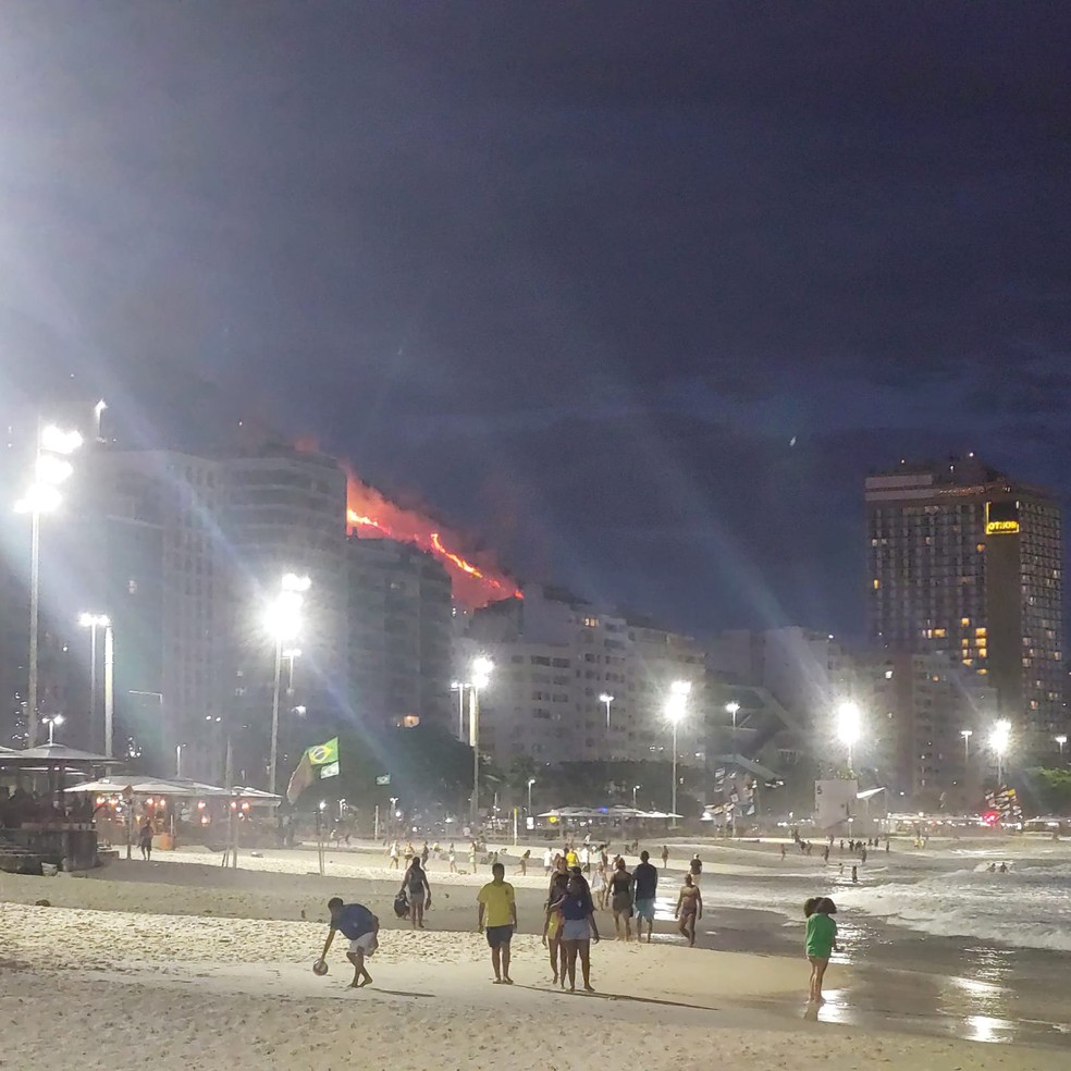 Incêndio também era visível de Ipanema — Foto: Verônica Coutinho/Arquivo Pessoal
