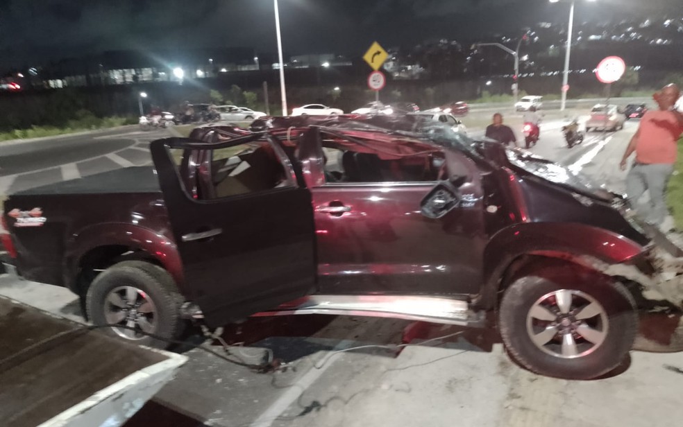 Veículo ficou destruído após impacto — Foto: Redes sociais