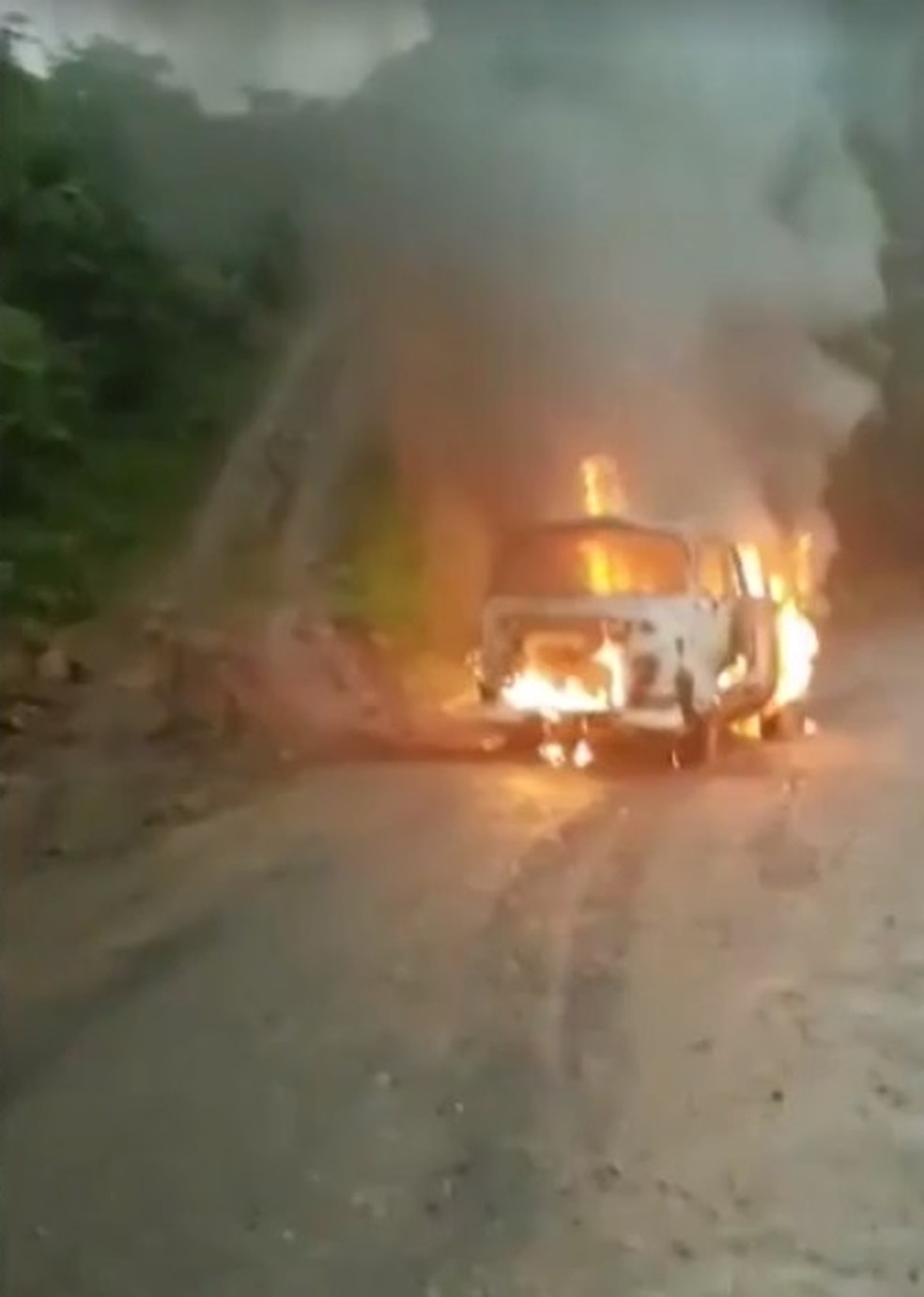 Kombi foi totalmente tomada pelo fogo — Foto: Reprodução/ NSC TV