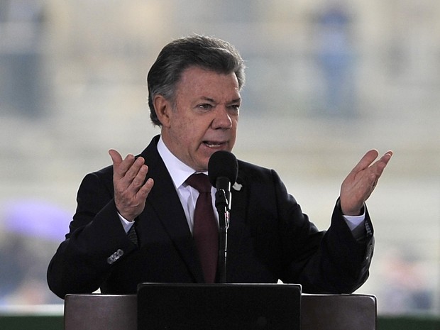 O presidente da Colômbia, Juan Manuel Santos, fala durante solenidade do 30º aniversário do cerco ao Palácio de Justiça, em Bogotá, na sexta (6) (Foto: AFP Photo/Guillermo Legaria)