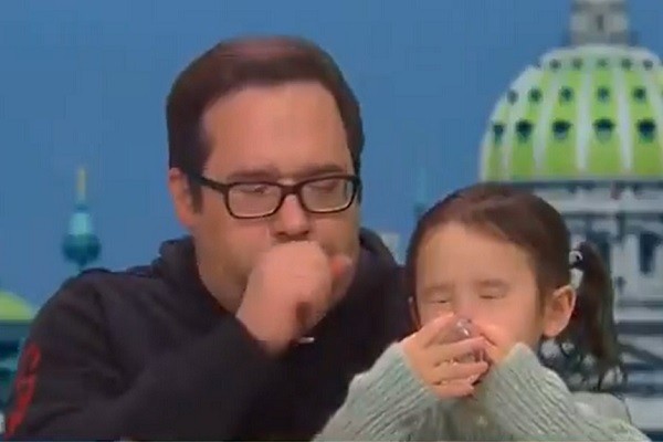 Frank Wucinski e sua filha Annabel, 3 anos, durante entrevista na TV (Foto: Reprodução)
