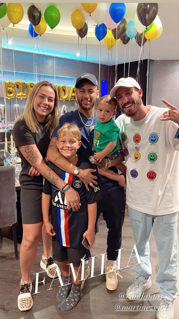 Neymar com Davi Lucca, Carol Dantas, Valentin e Vinicius Martinez (Foto: Reprodução/Instagram)