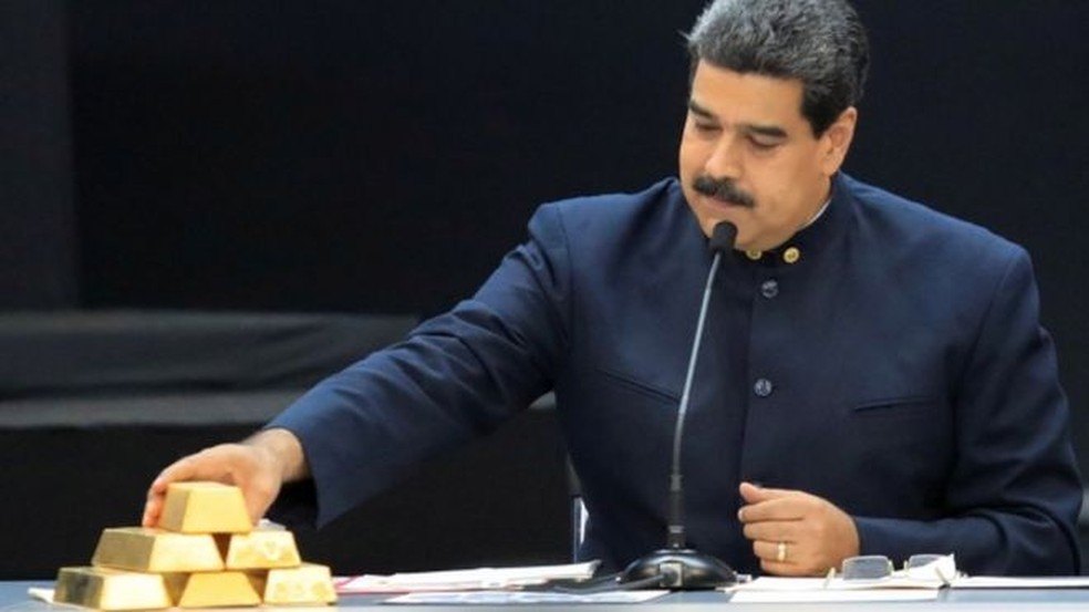 O governo de Nicolás Maduro deu prioridade ao ouro com a queda do petróleo — Foto: Reuters/BBC
