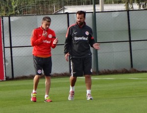 Dunga e D'Alessandro, antes do treino do Inter (Foto: Tomás Hammes)