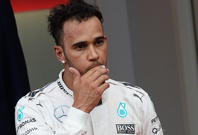 Lewis Hamilton sai incrédulo após perder a vitória no GP de Mônaco (Foto: AFP)