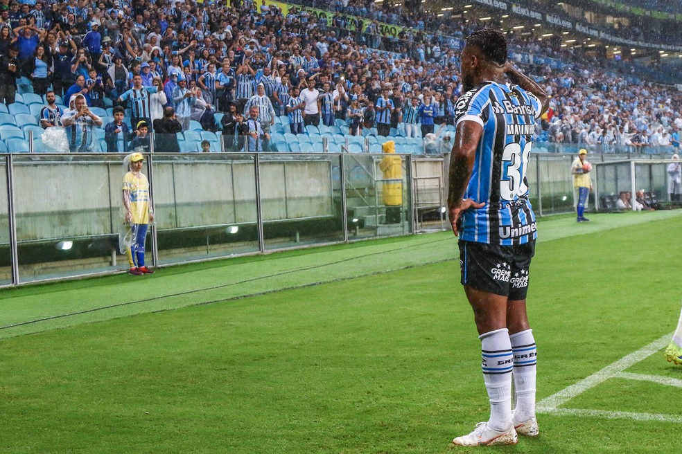 Marinho em comemora&ccedil;&atilde;o com a torcida &mdash; Foto: Lucas Uebel/Gr&ecirc;mio