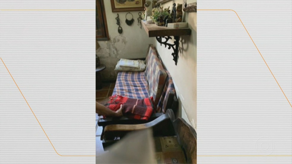 Sofá onde mulher que foi resgatada em situação análoga à escravidão dormia, na entrada do quarto principal — Foto: Reprodução/ TV Globo
