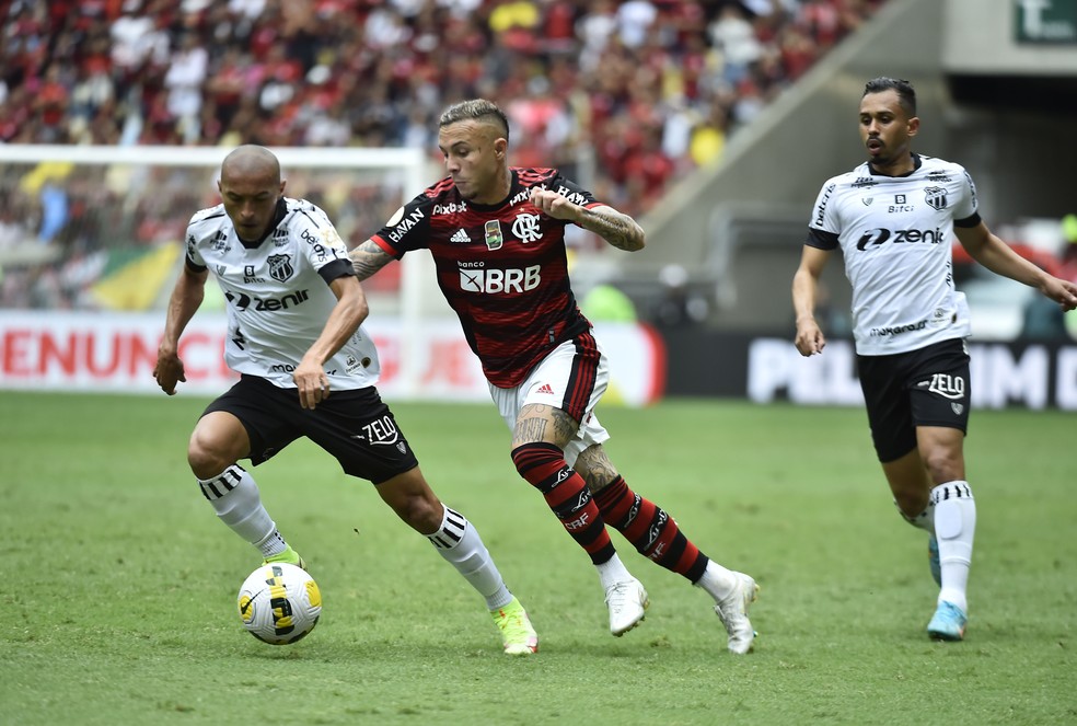 Everton Cebolinha e Nino Para&iacute;ba em Flamengo x Cear&aacute; &mdash; Foto: Andr&eacute; Dur&atilde;o / ge