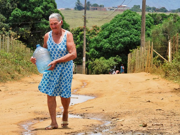 Dona Seli Santos tem que caminhar todos os dias 500 metros para pegar água no Espírito Santo (Foto: Marcelo Prest/ A Gazeta)