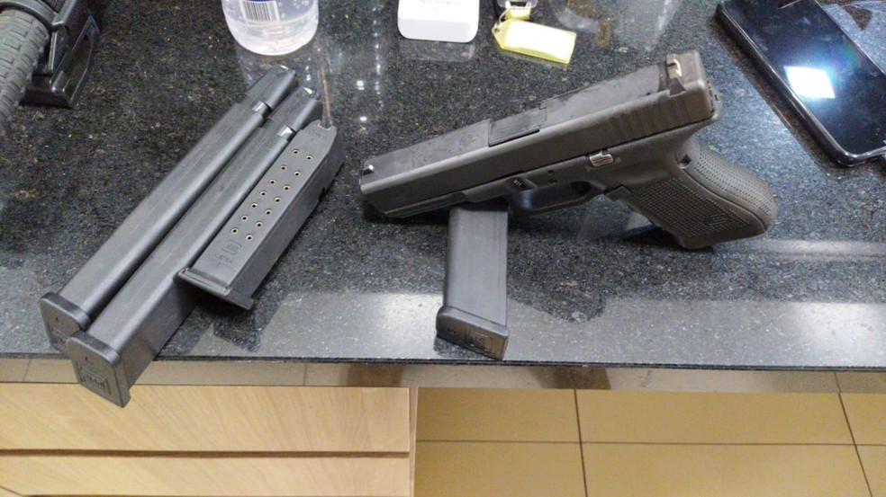 Pistola 9 mm com quatro carregadores também foi apreendida pela PRF, na BR-277, em Cascavel — Foto: PRF/Divulgação
