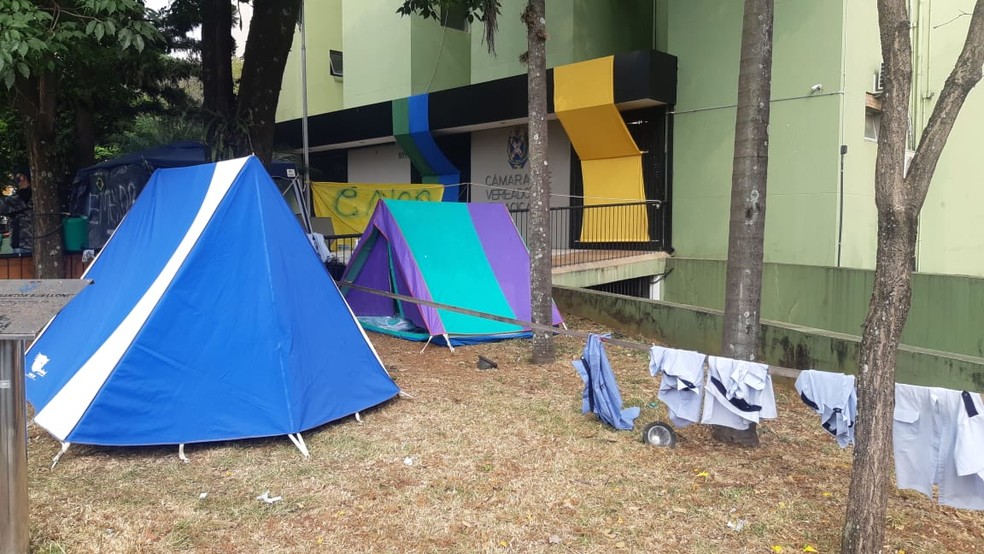 Ex-funcionário da antiga empresa de ônibus de Piracicaba acampam em forma de protesto em frente a Câmara Municipal — Foto: Edijan del Santo/EPTV
