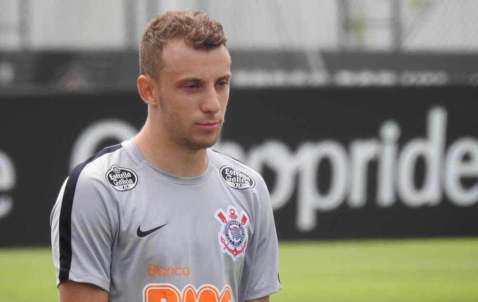 [ENQUETE] Caso apareça uma proposta, a diretoria deveria negociar a venda de Carlos Augusto?