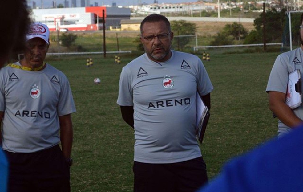 Suélio Lacerda deve aproveitar o amistoso com o Globo FC para definir o time que vai mandar a campo no domingo, contra o Botafogo-PB (Foto: Adjair Fernandes / Serrano-PB)