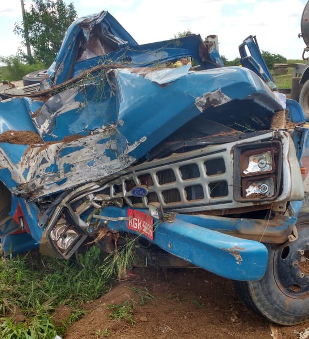 Frente de caminhão ficou destruída após acidente em Major Izidoro, AL — Foto: CBMAL/Divulgação