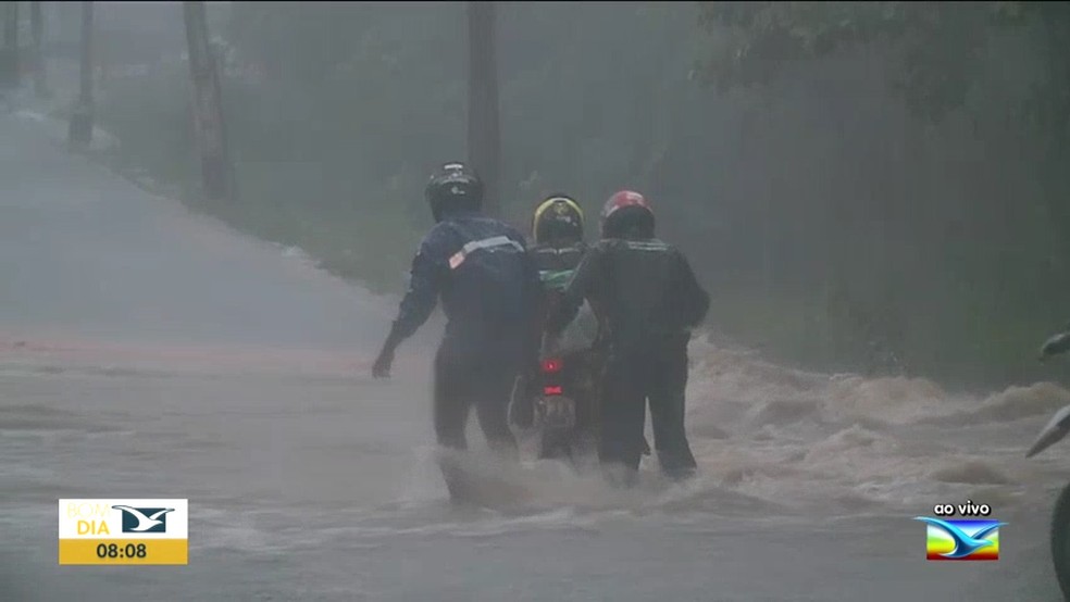 Motoqueiro acabou ficando preso no meio do lago na via. — Foto: Reprodução/TV Mirante.