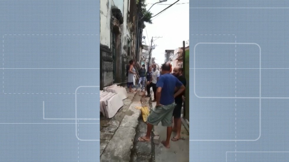 Moradores impedem substituição de pedras antigas em escadaria de igreja no Santo Antônio, em Salvador — Foto: Reprodução/TV Bahia