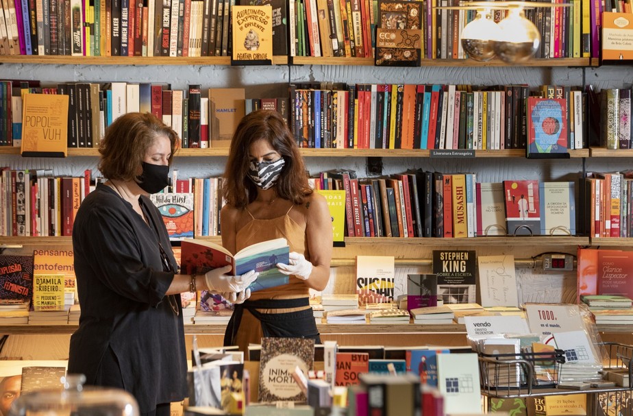 Livraria Janela. Leiticia Bosisio (à direita), com a sócia Martha Ribas: os lançamentos de livros são uma forma de reforçar o faturamento