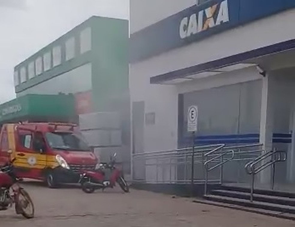FumaÃ§a assustou clientes de agÃªncia bancÃ¡ria.  â€” Foto: ReproduÃ§Ã£o/ TV Liberal