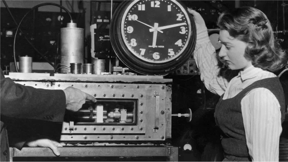 Um dos primeiros relógios atômicos 'maser', em meados dos anos 1950 — Foto: Getty Images