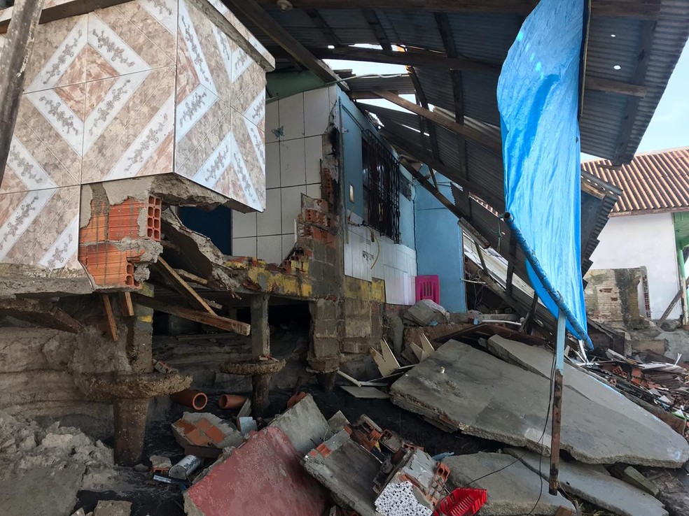 Casa foi atingida pela ressaca marÃ­tima em ItapoÃ¡. â€” Foto: DivulgaÃ§Ã£o/Defesa Civil