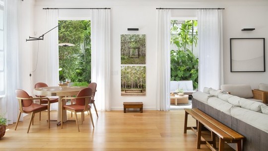 No Rio de Janeiro, casa de 623 m² ganha área gourmet integrada com o jardim 